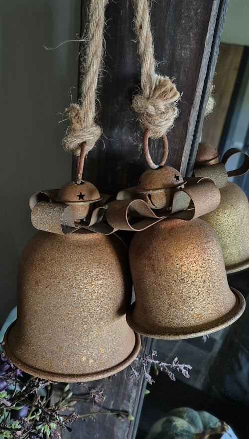 Bellentoef met strik goud roest - 52 cm