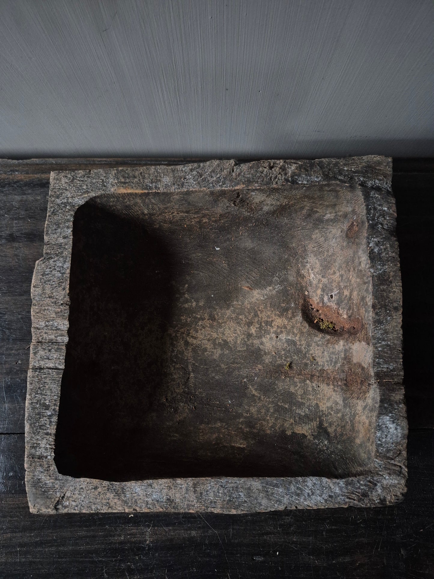 Vergrijsde vierkante bak Coan op pootjes | Luksa