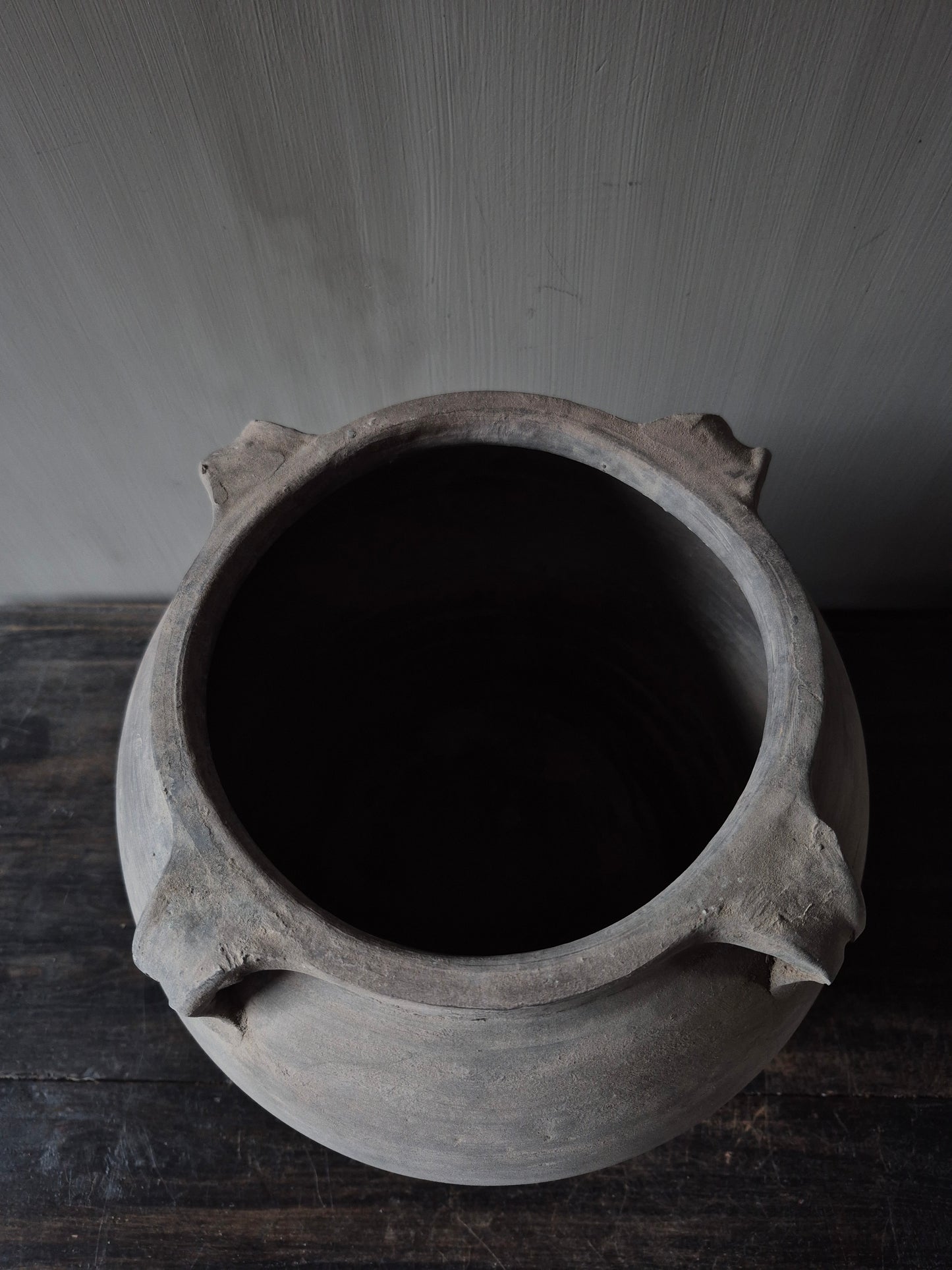 Grijze terracotta kruik met oren (A15)