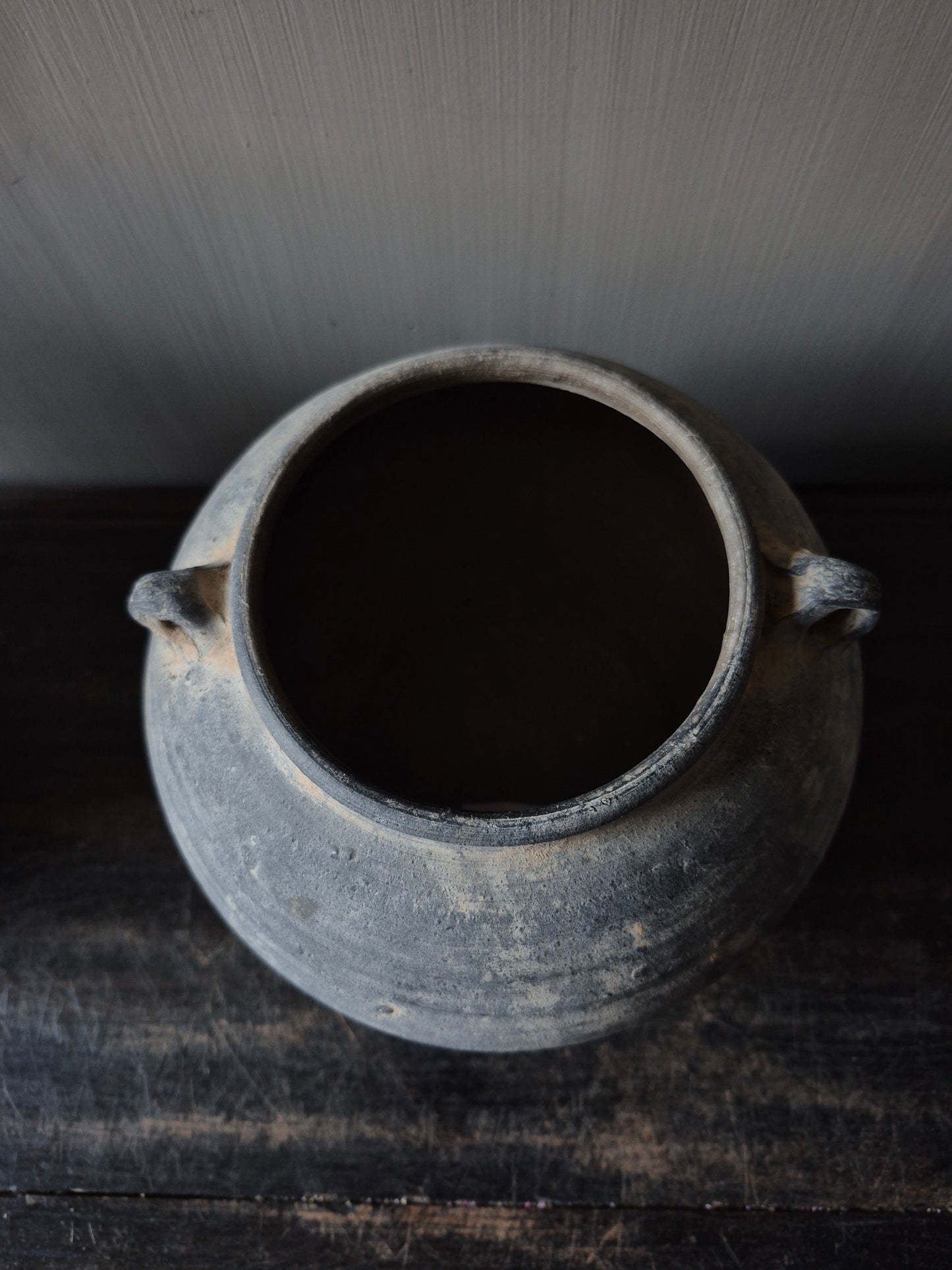 Grijs terracotta kruikje met oren (A18)