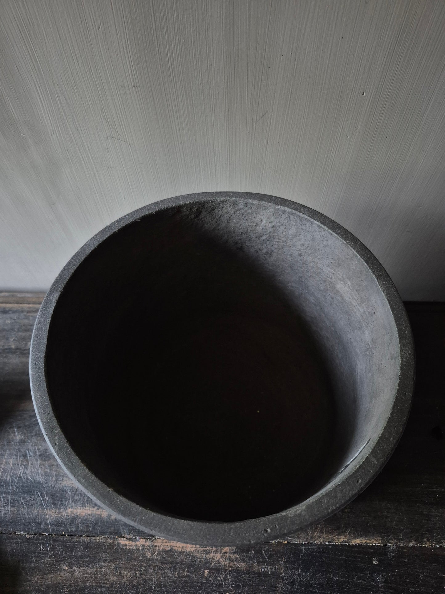 Donkergrijze aardewerk pot