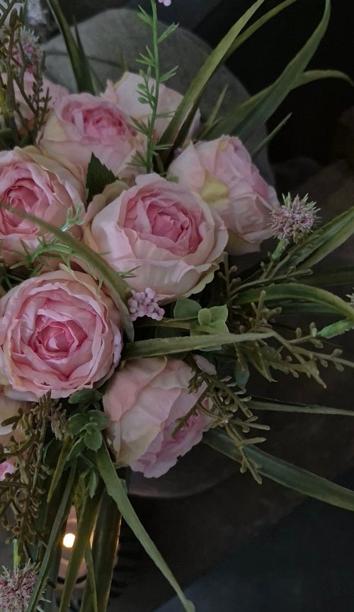 Pioenroosjes boeket roze 30 cm met echinops en gras - gebonden