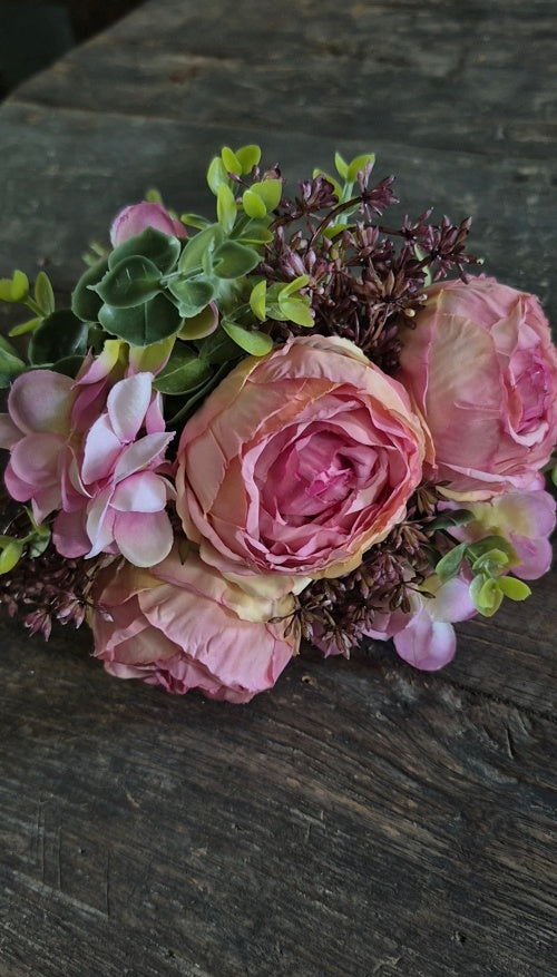 Pioenrozen boeketje donkerroze met eucalyptus 28 cm