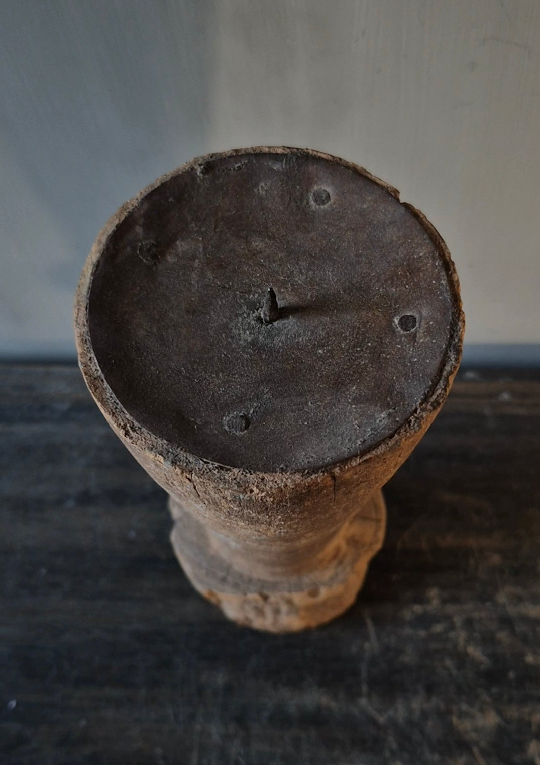 Oude houten kandelaar