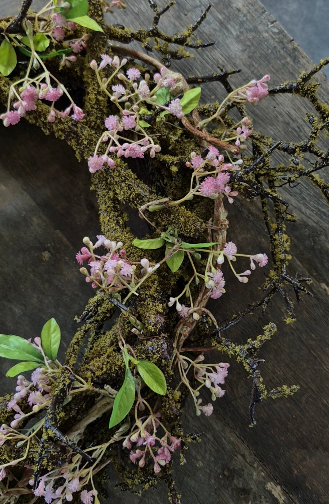 Kunst moskrans met roze gipskruid