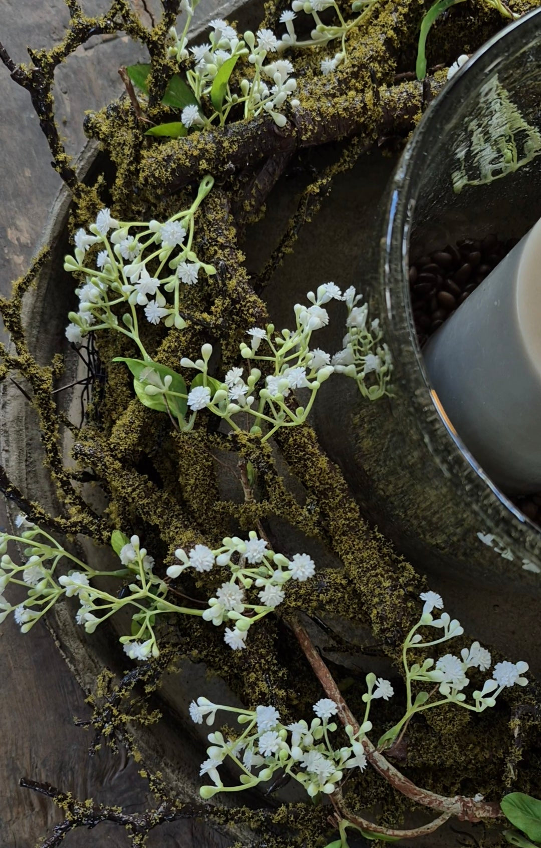 Kunst moskrans met witte gipskruid