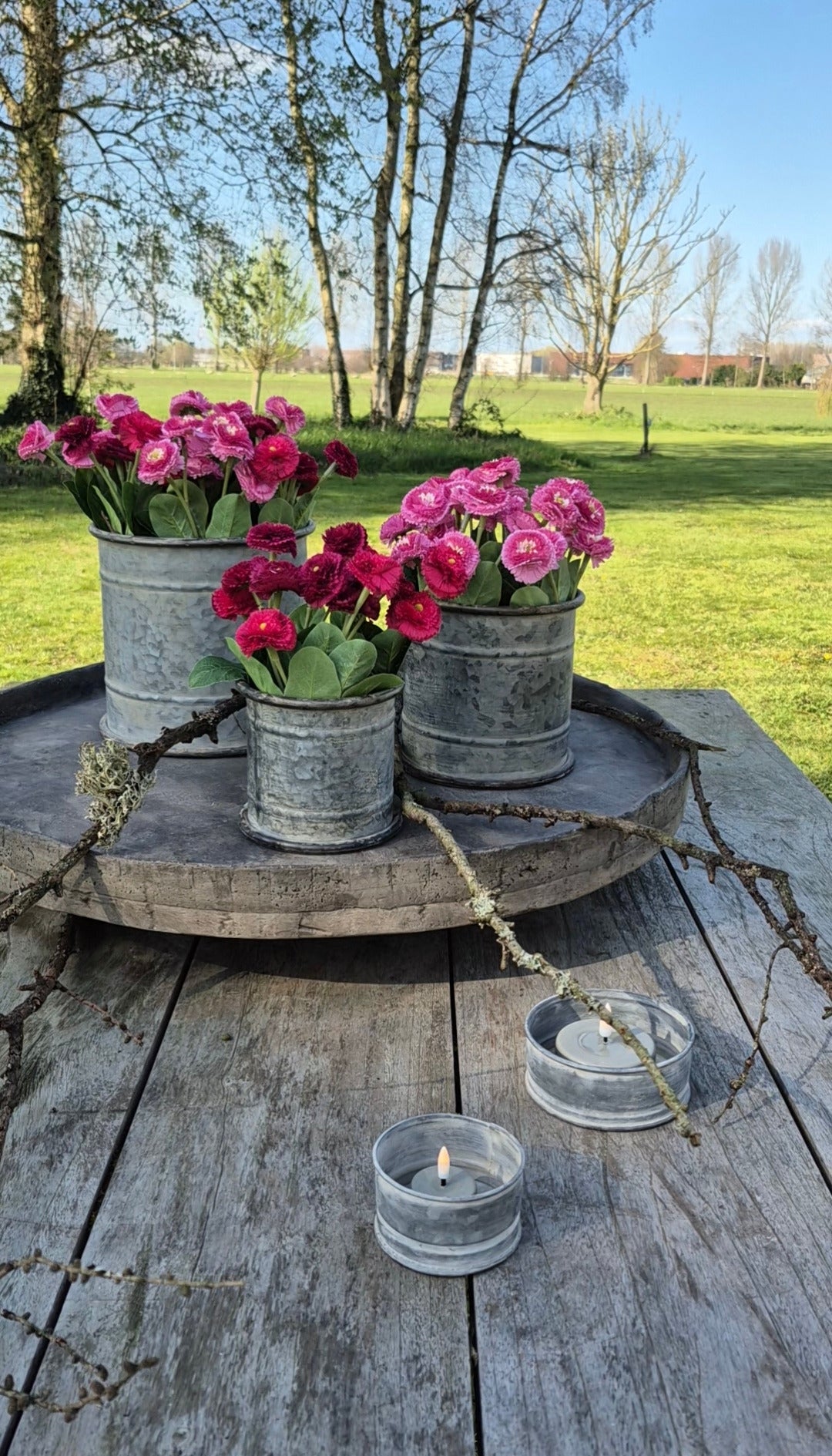 Madeliefjes kunstplantjes in zinken potten buiten