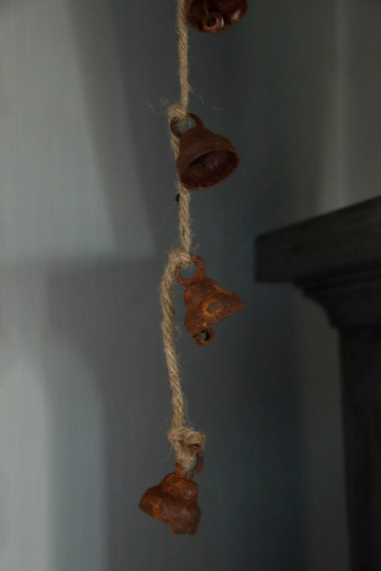 Roestige belletjes aan touw