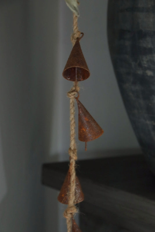 Roestige klokjes aan touw