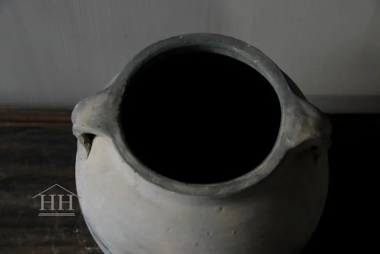 Grijze terracotta kruik met oren (A2)
