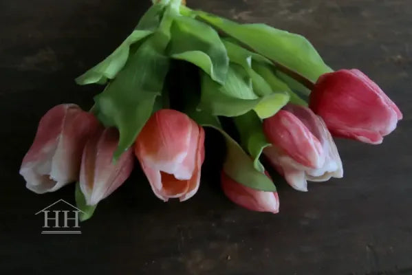 Bundel van kunstbloemen tulpen in roze en mauve kleuren