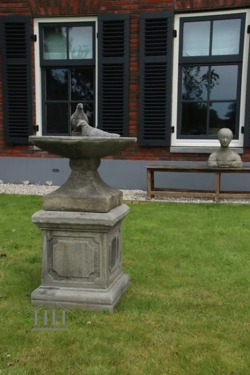 Betonnen vogelbad