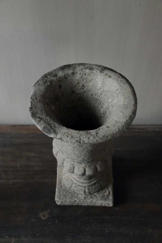 Betonnen vaasje Kelk
