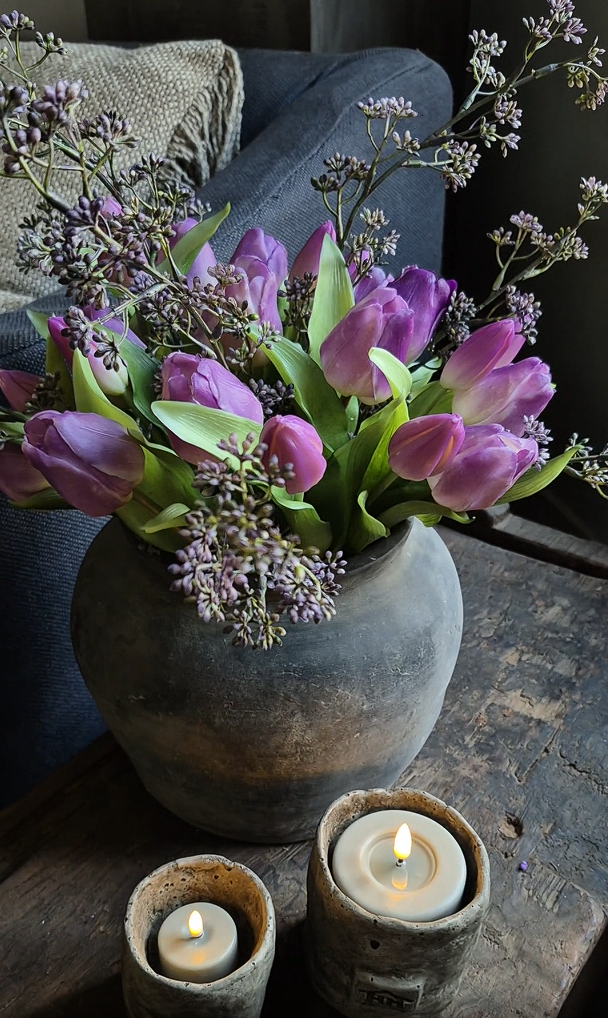 Prunus kunsttakken tussen de tulpen