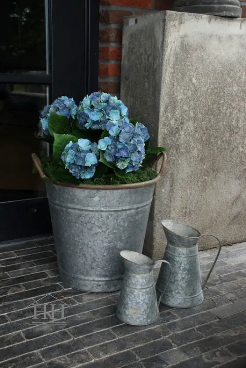 UV-bestendige kunstbloemen voor buiten in een zinken emmer