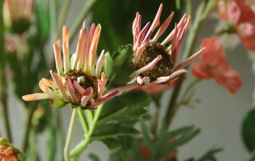 Zalm bloemen van kunst materiaal die realistisch lijken