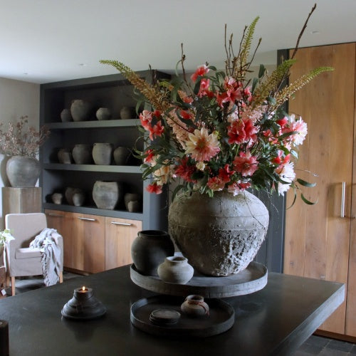 Kunst dahlia in een fel roze zijden boeket