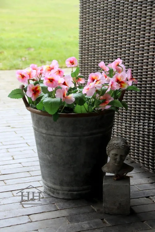 Kunst viooltjes in zinken emmer