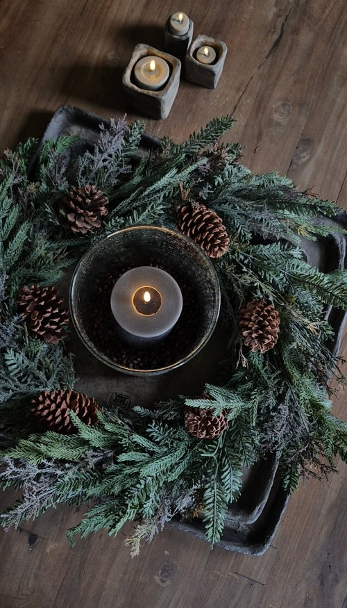 Cedar wreath mix with pinecones - 57 cm