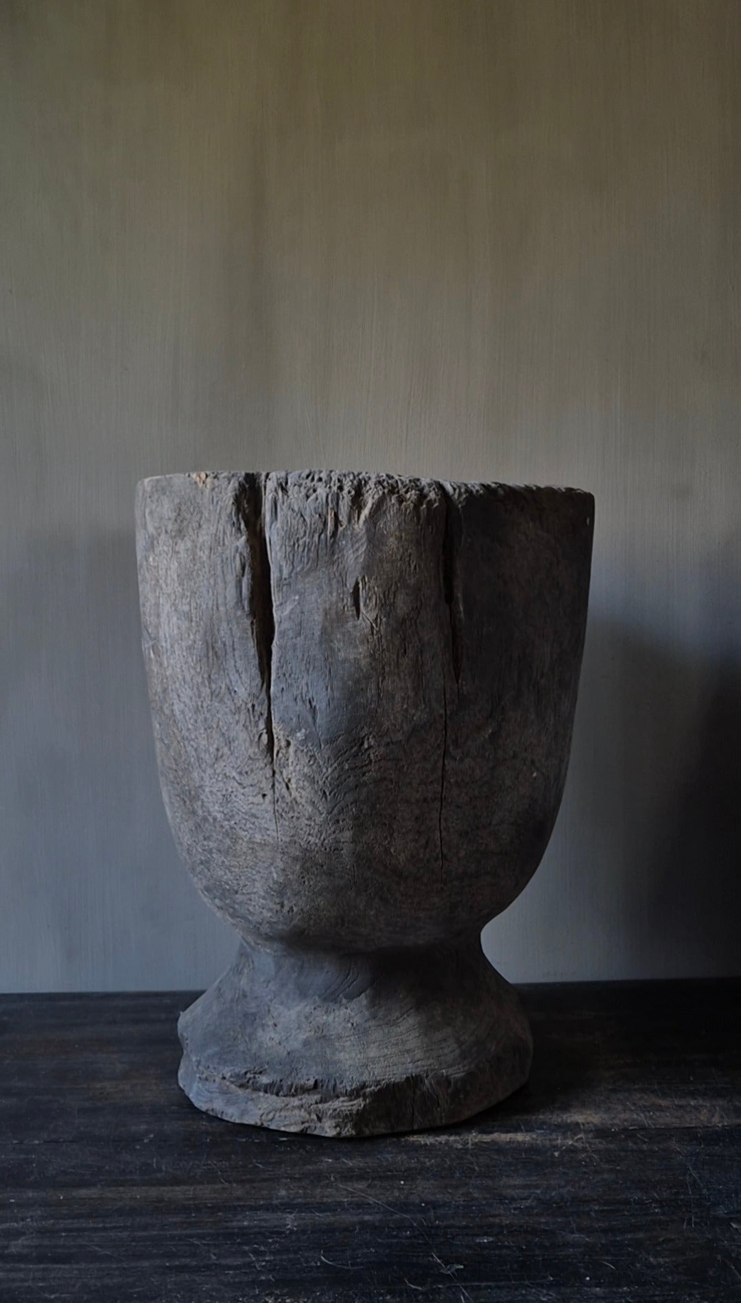 Vergrijsde houten vijzel 42 cm – Luksa nr. 02