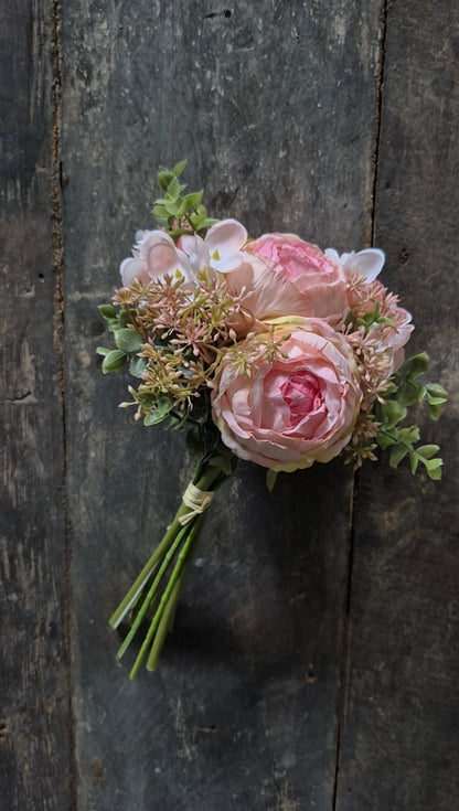 Pioenrozen boeketje roze met eucalyptus 28 cm