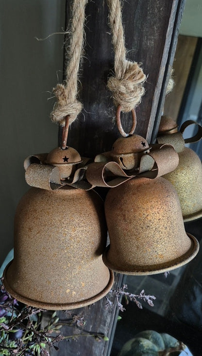 Bellentoef met strik goud roest - 52 cm