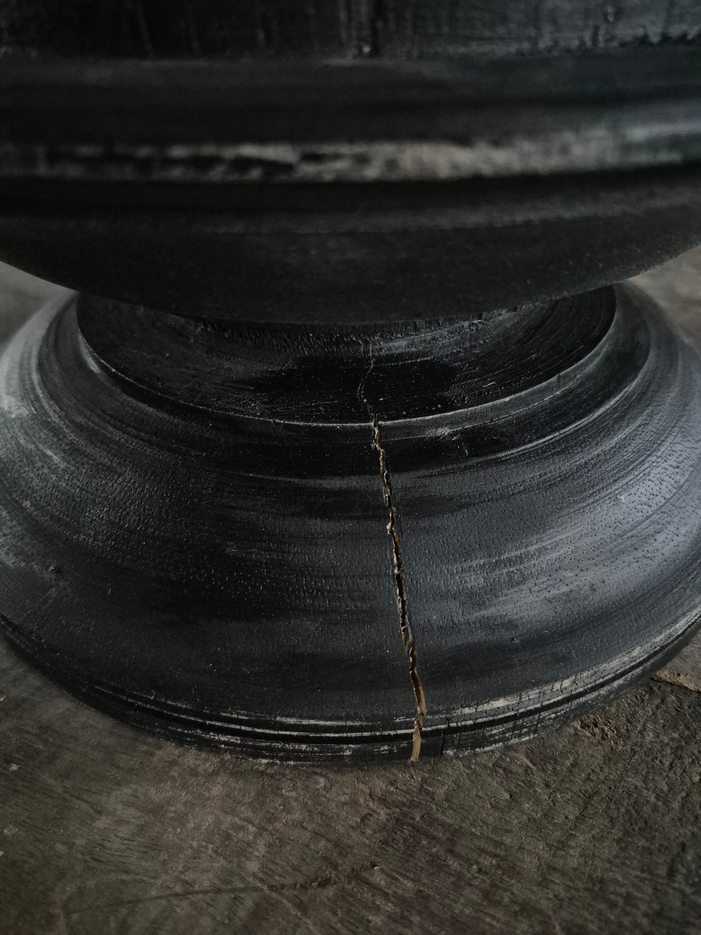 Glaskuppel mit schwarzem rundem Plateau XL rechts