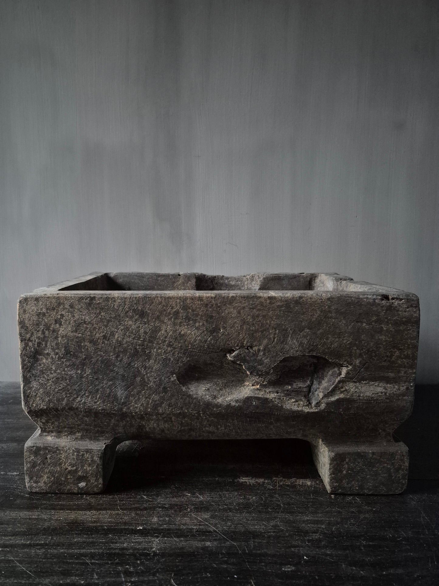 Vergrijsde langwerpige bak Coan op pootjes | Luksa