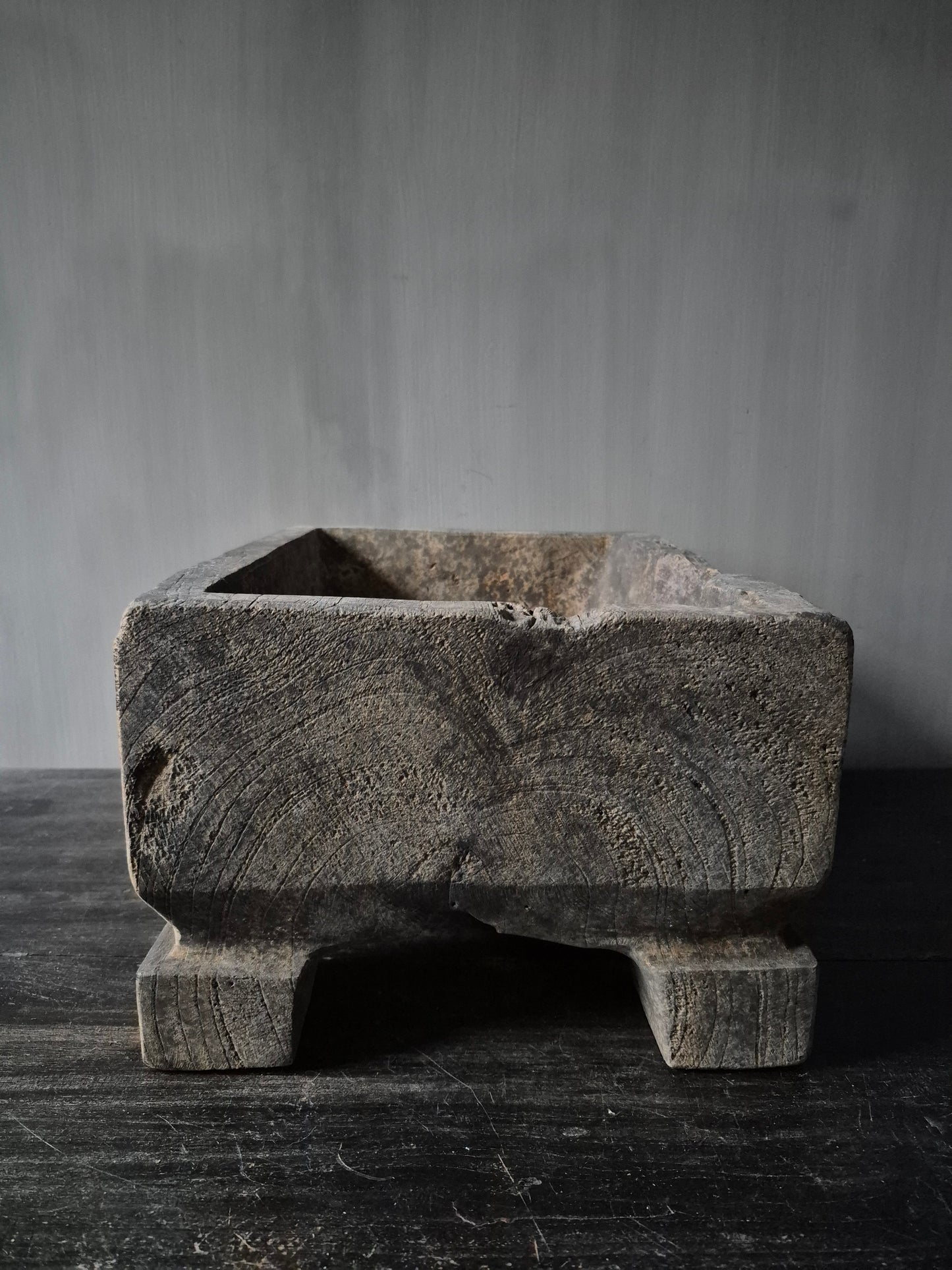 Vergrijsde langwerpige bak Coan op pootjes | Luksa