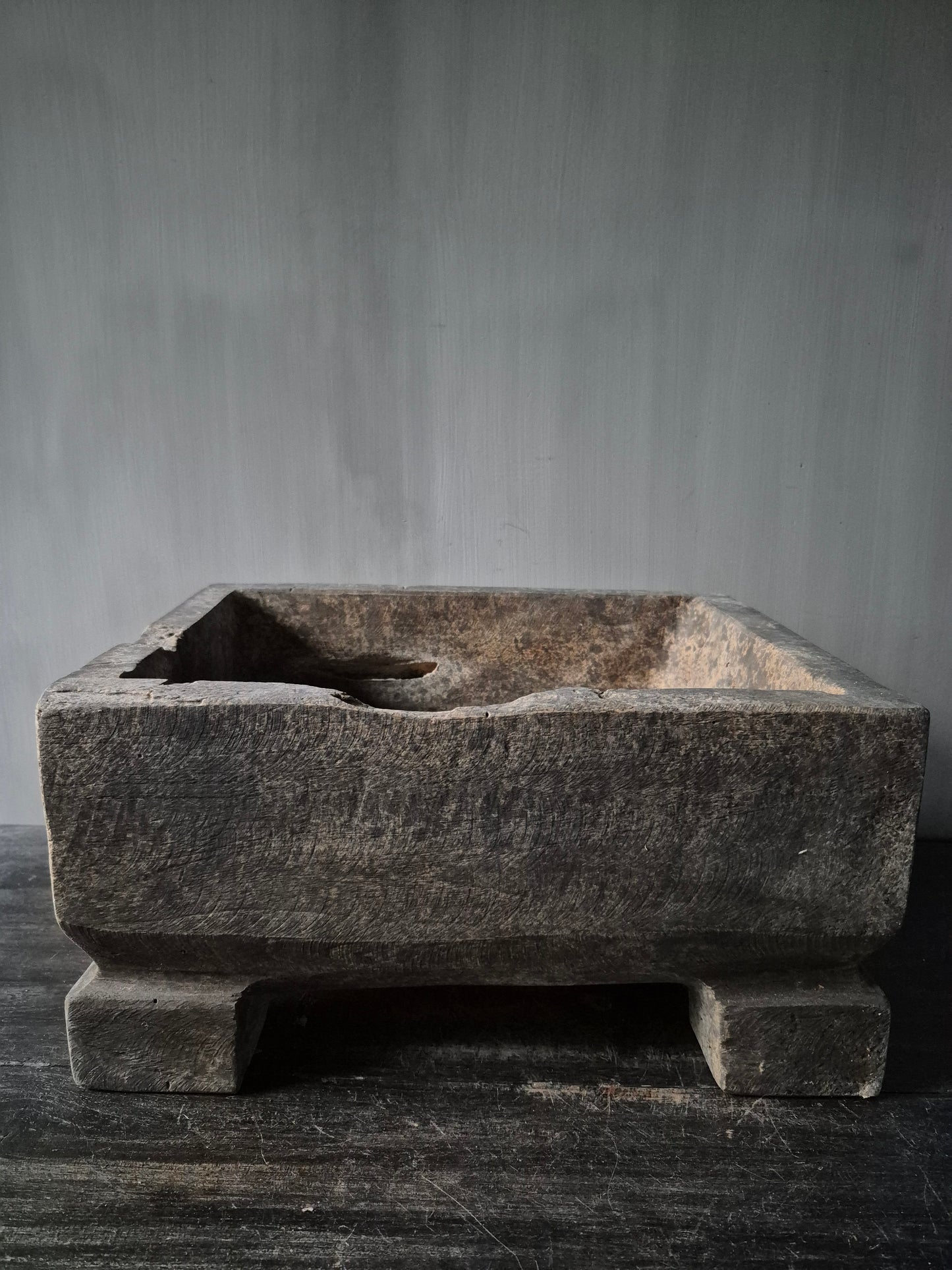 Vergrijsde langwerpige bak Coan op pootjes | Luksa