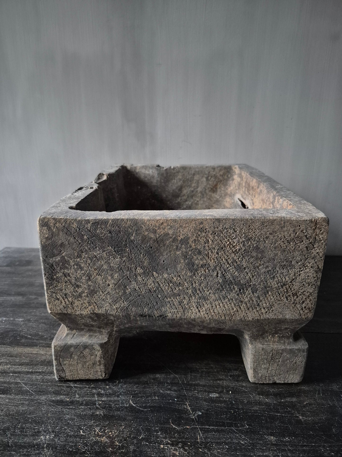 Vergrijsde langwerpige bak Coan op pootjes | Luksa