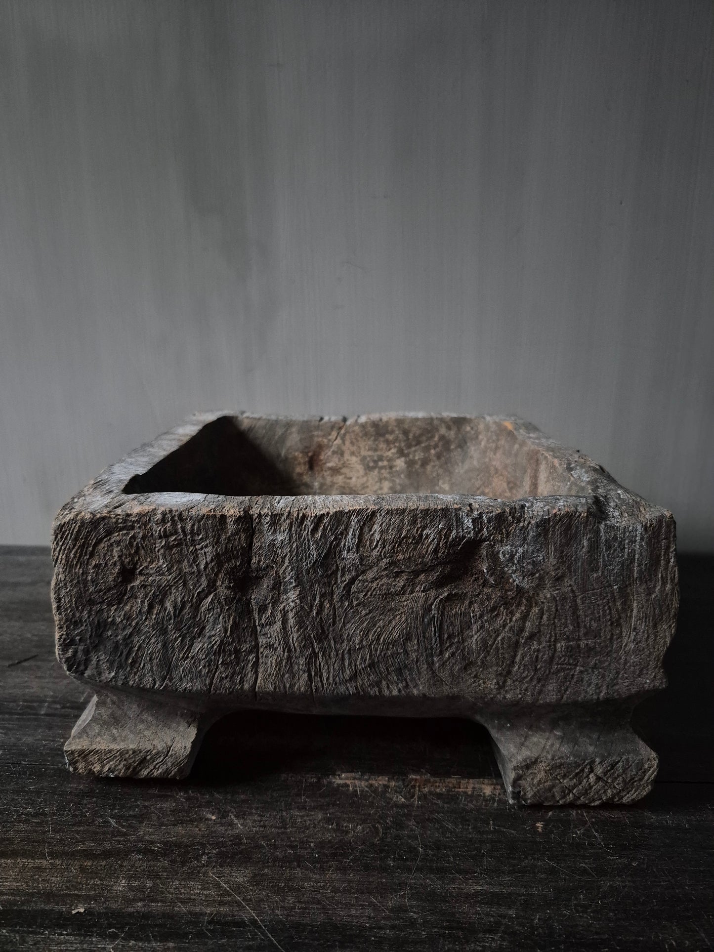 Vergrijsde vierkante bak Coan op pootjes | Luksa