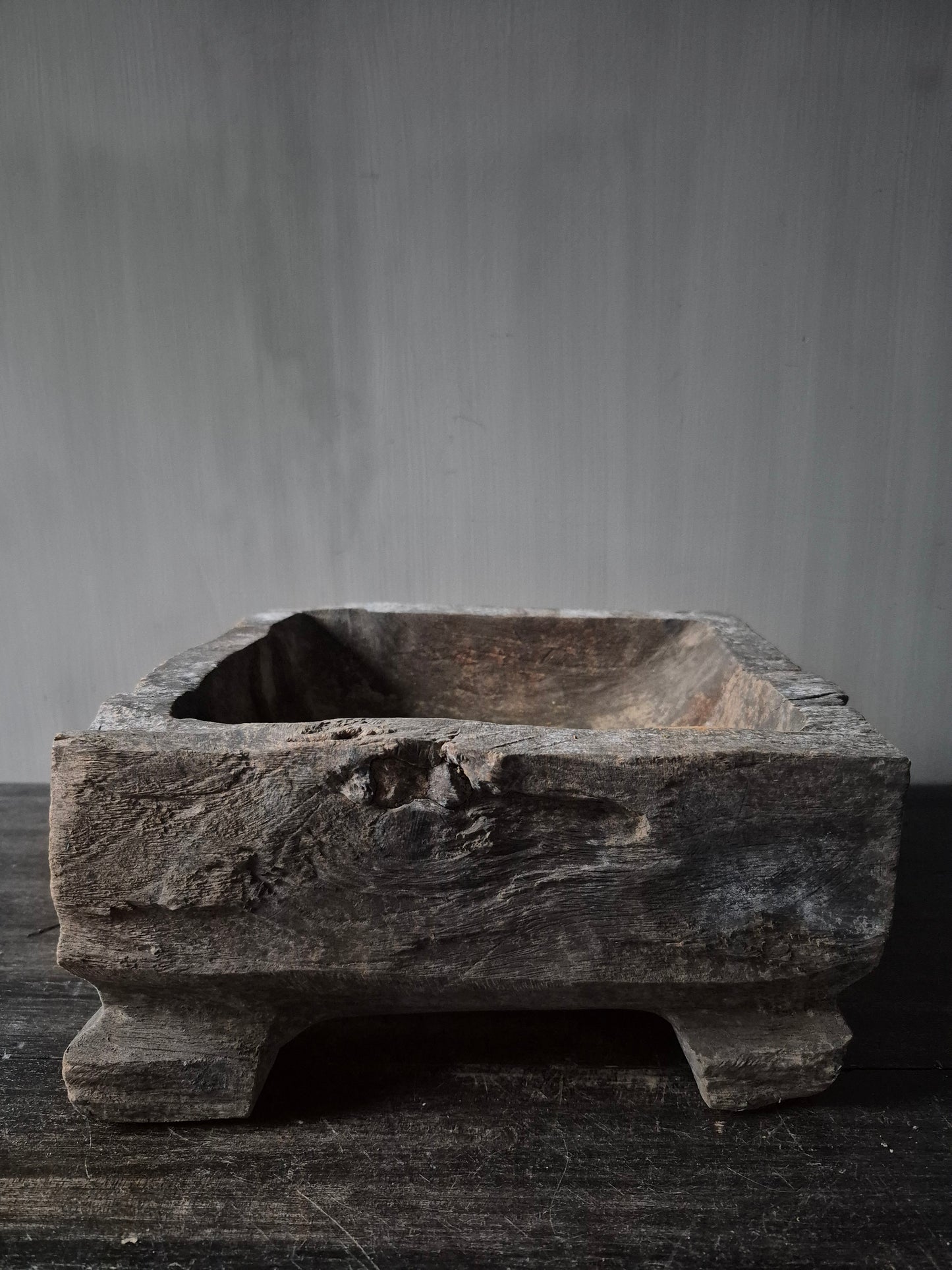 Vergrijsde vierkante bak Coan op pootjes | Luksa