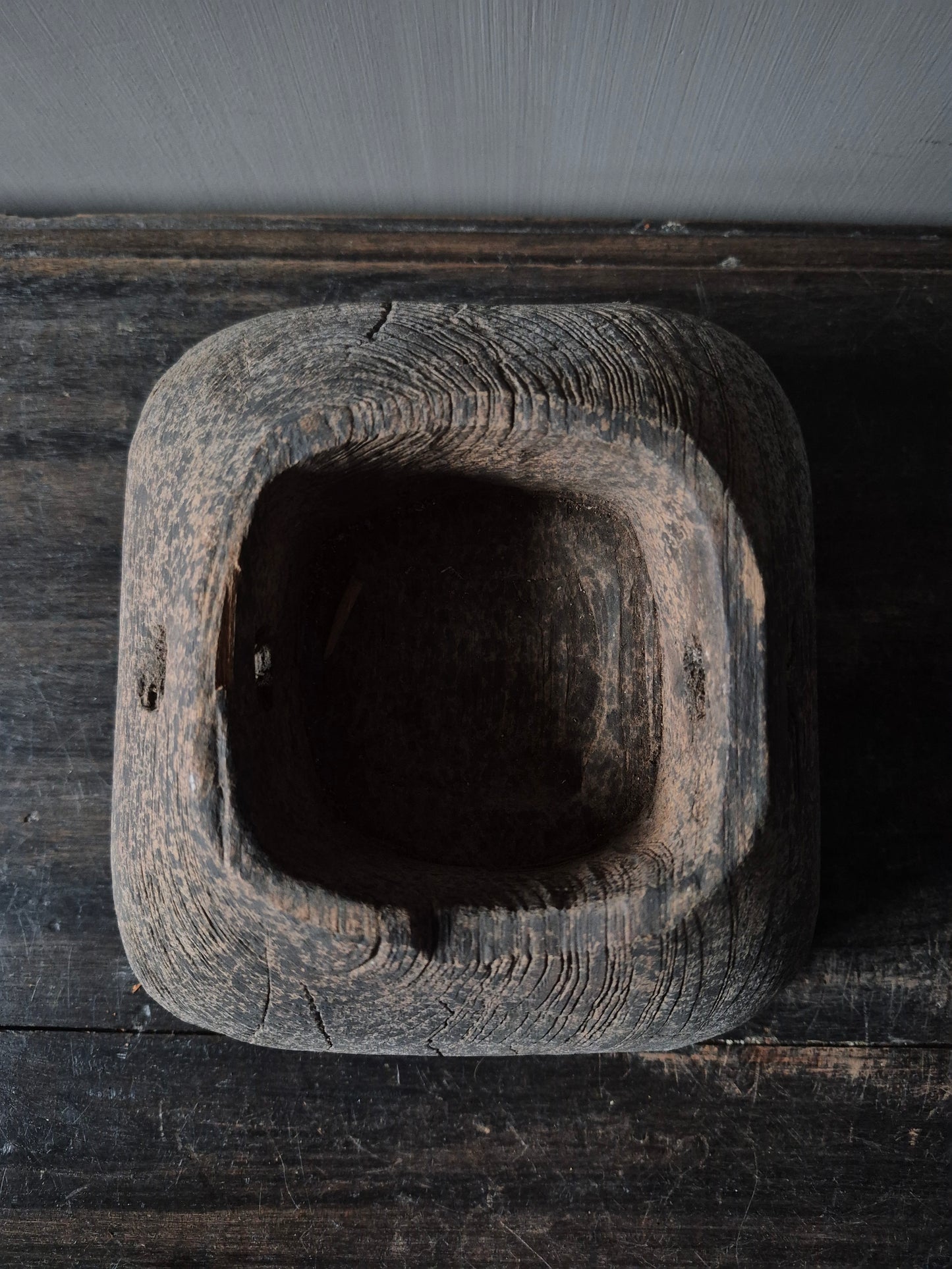 Poer Isabo houtgesneden