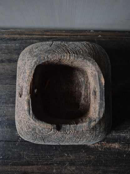 Poer Isabo houtgesneden