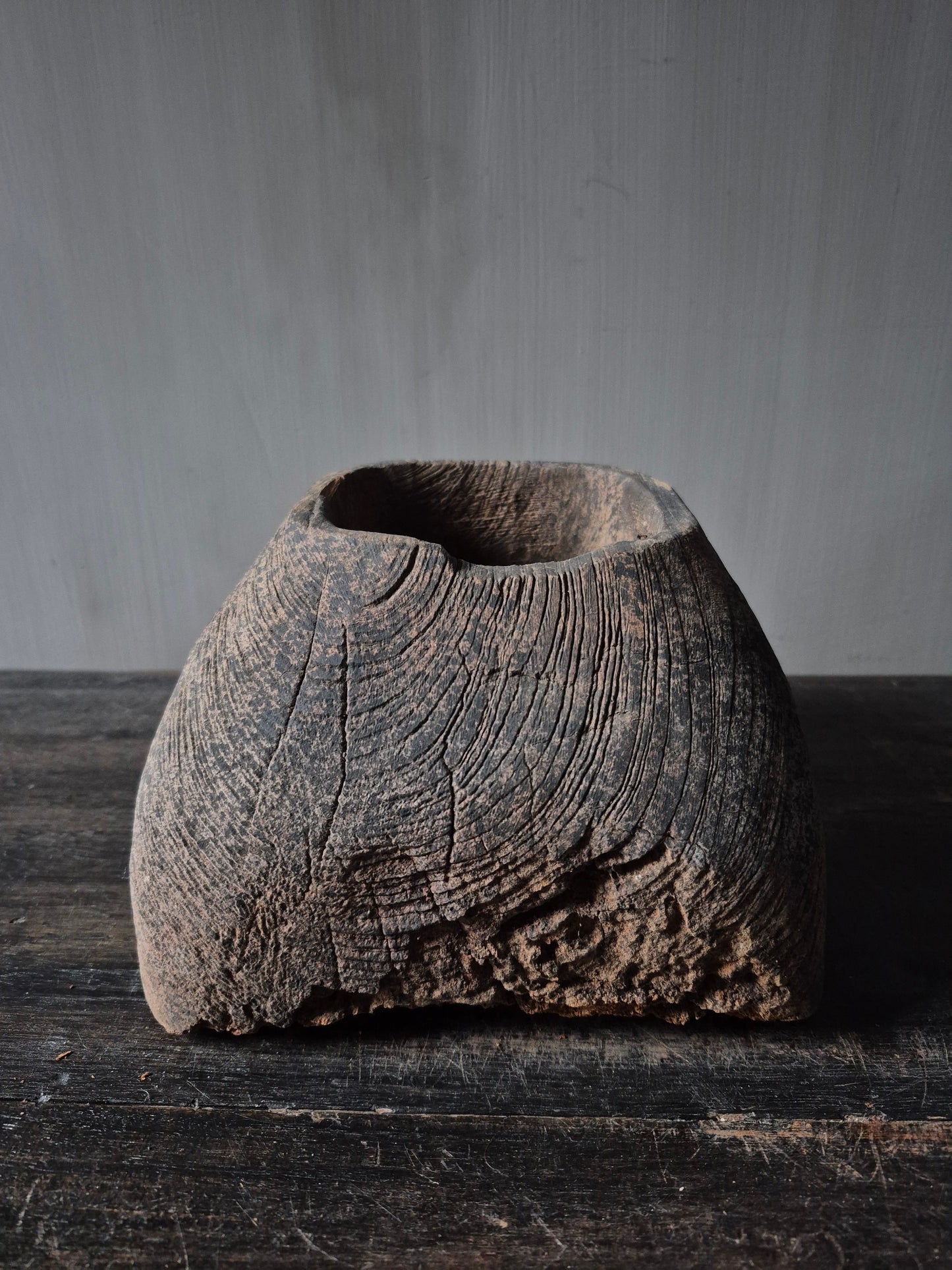 Poer Isabo houtgesneden