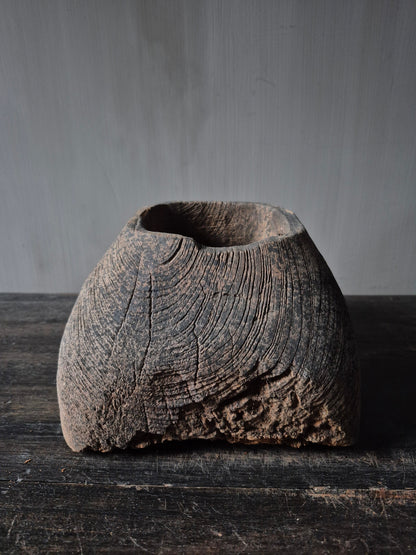 Poer Isabo houtgesneden