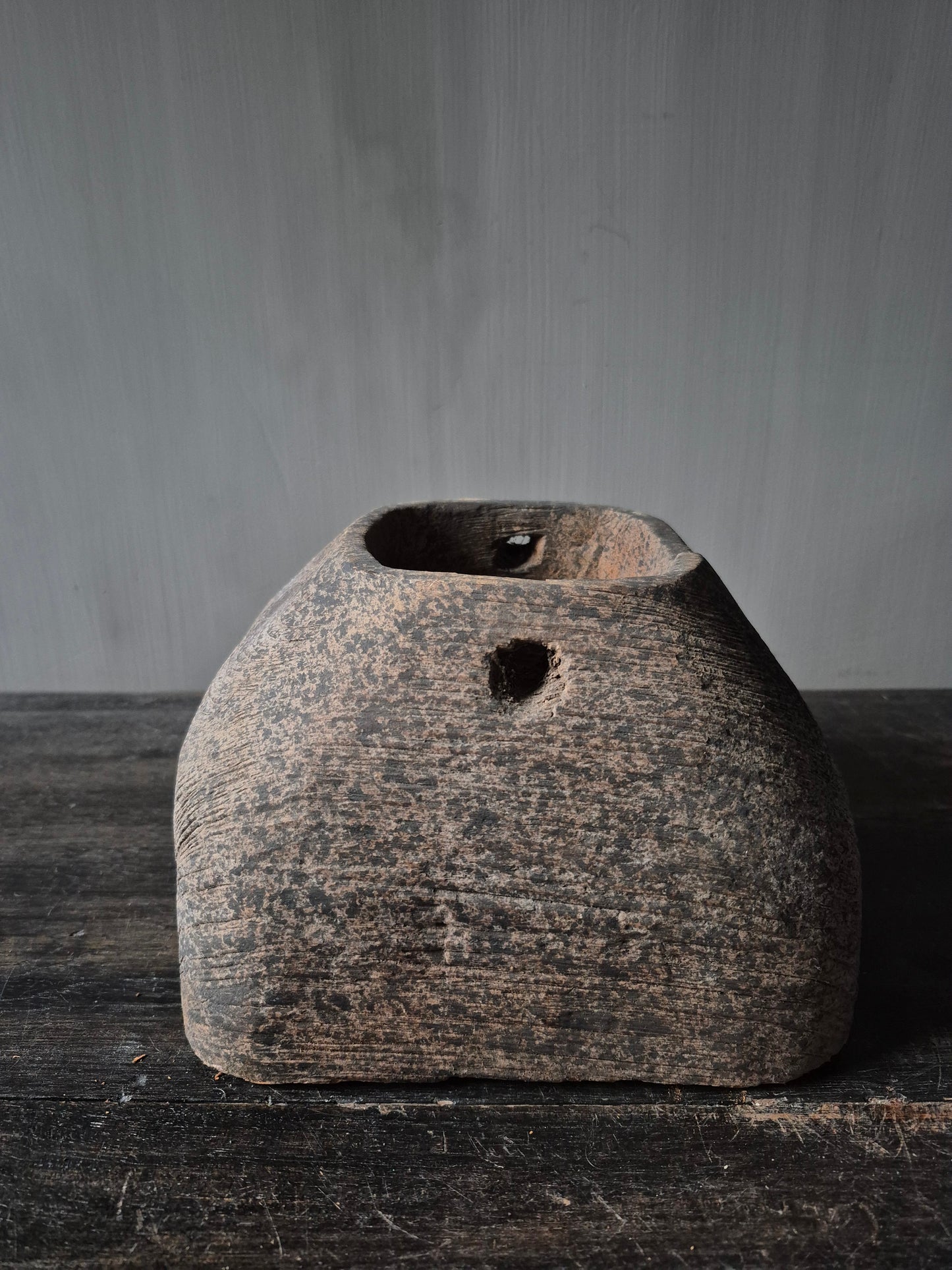 Poer Isabo houtgesneden