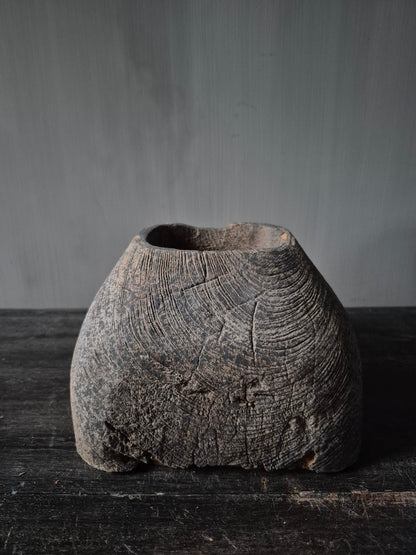 Poer Isabo houtgesneden