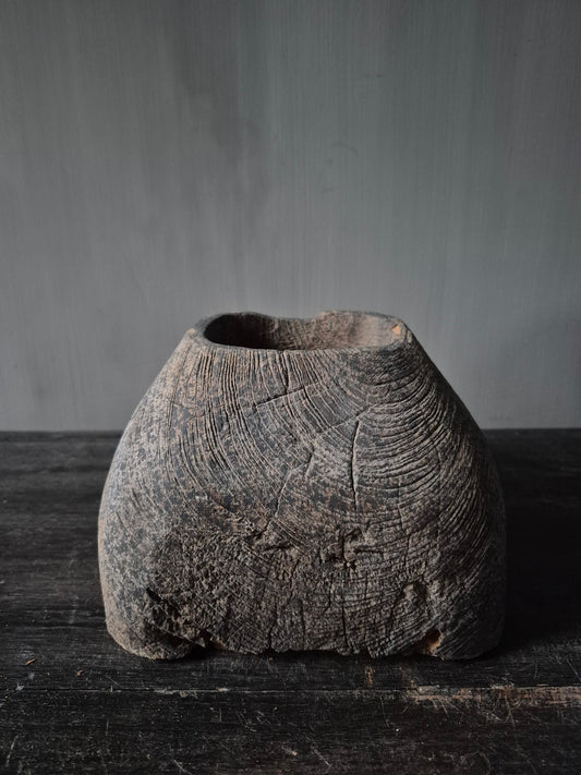 Poer Isabo houtgesneden