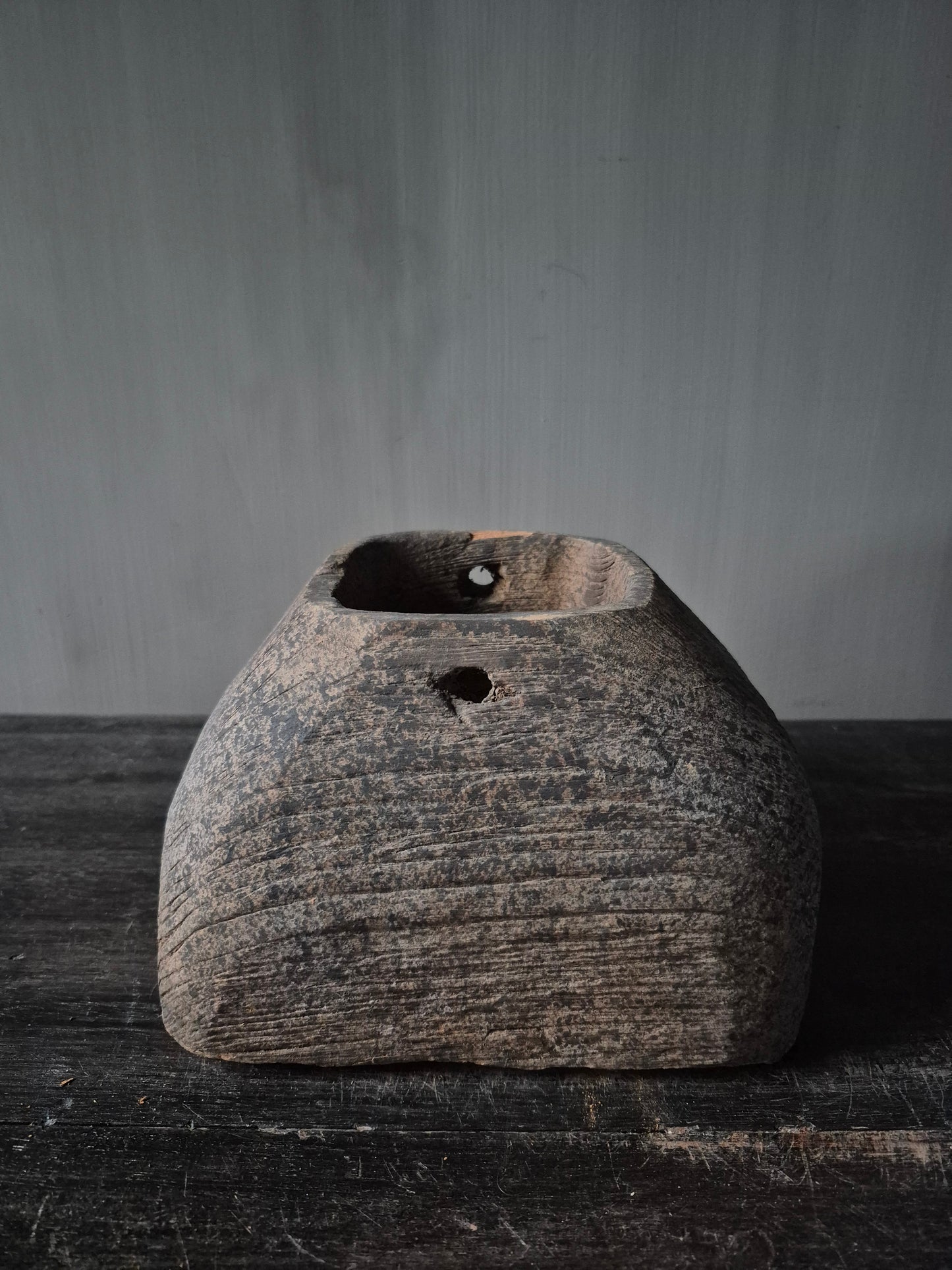 Poer Isabo houtgesneden