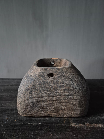 Poer Isabo houtgesneden