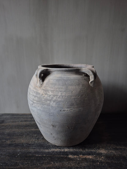 Grijze terracotta kruik met oren (A15)