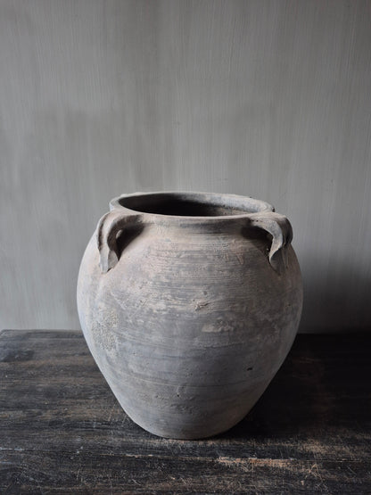 Grijze terracotta kruik met oren (A15)