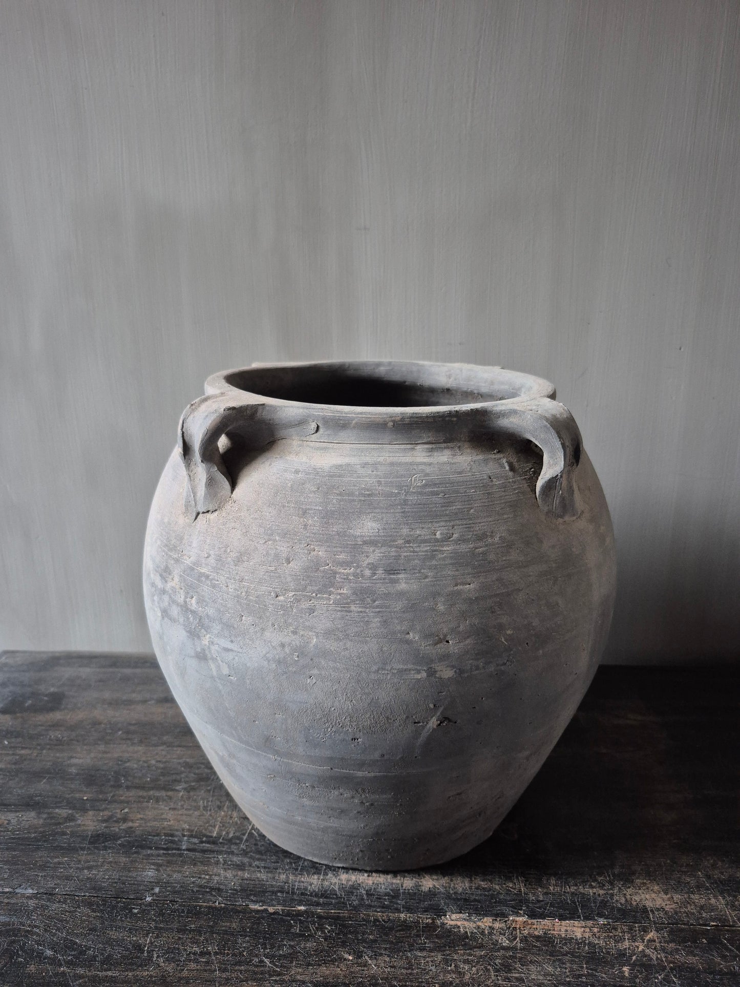 Grijze terracotta kruik met oren (A15)