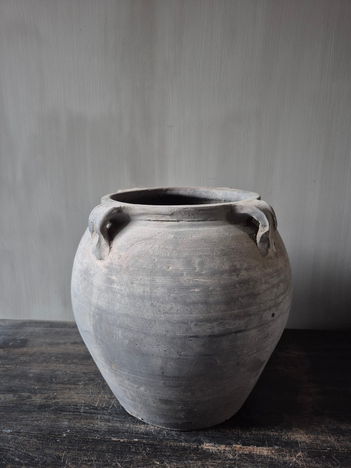 Grijze terracotta kruik met oren (A15)