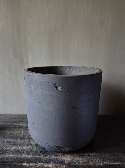 Donkergrijze aardewerk pot