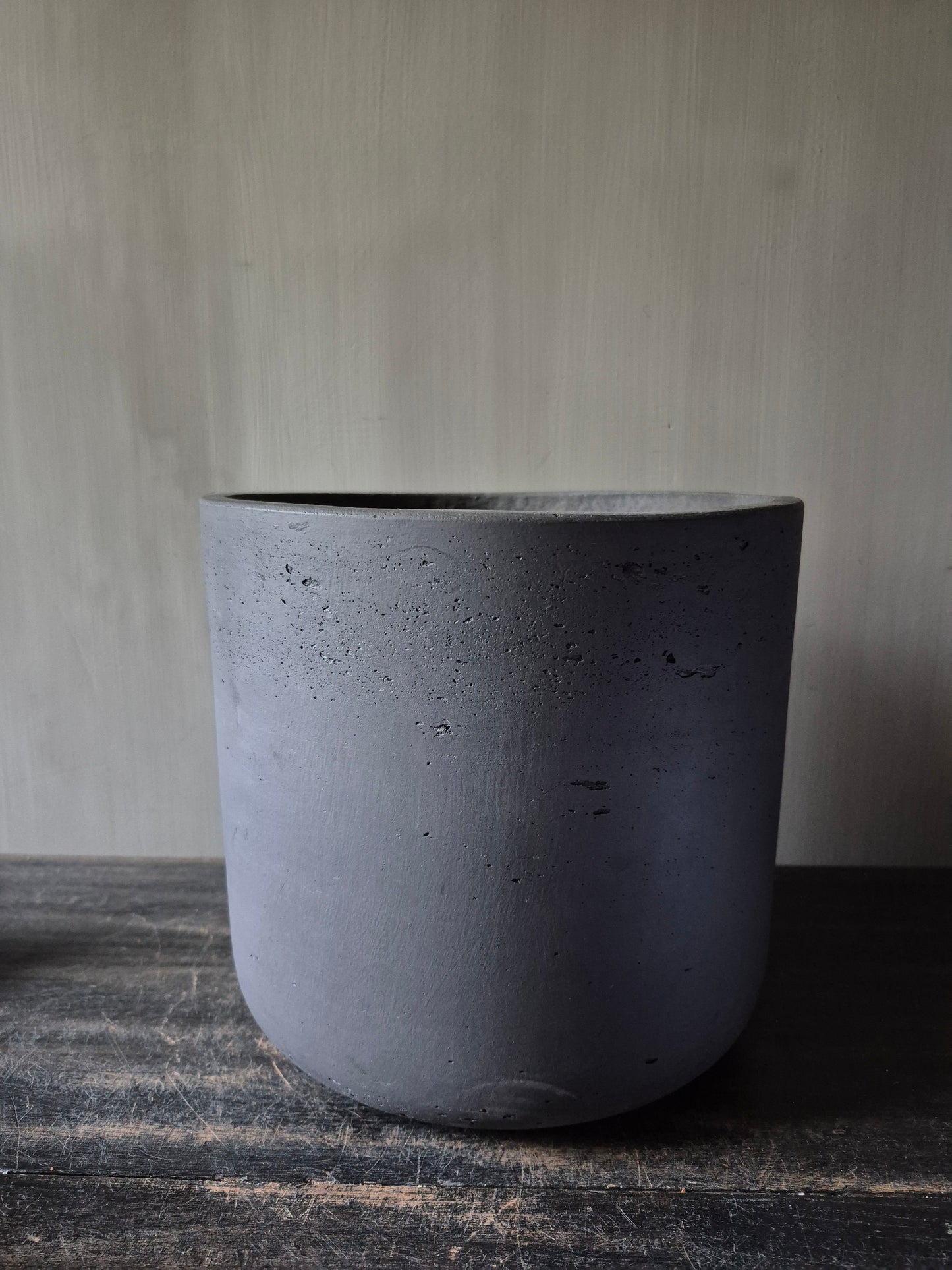 Donkergrijze aardewerk pot