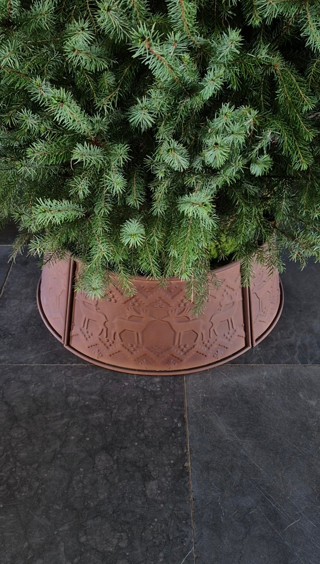 Roestige metalen kerstboomrok 63 cm met rendieren