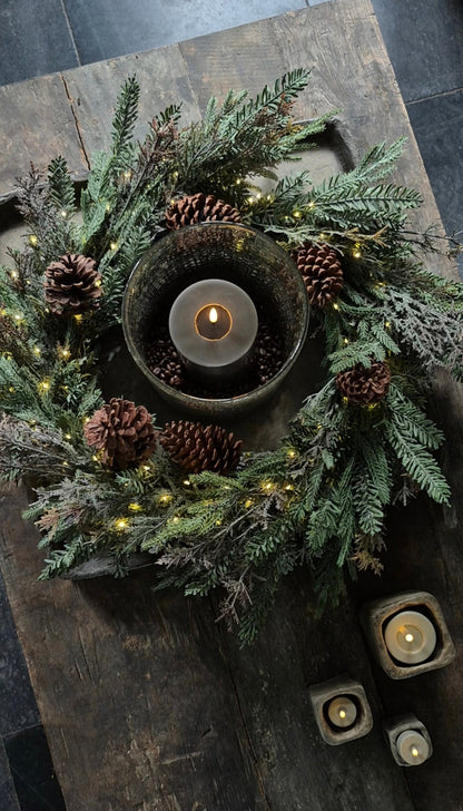 Gemixte ceder krans met dennenappels en lichtjes - 60 cm